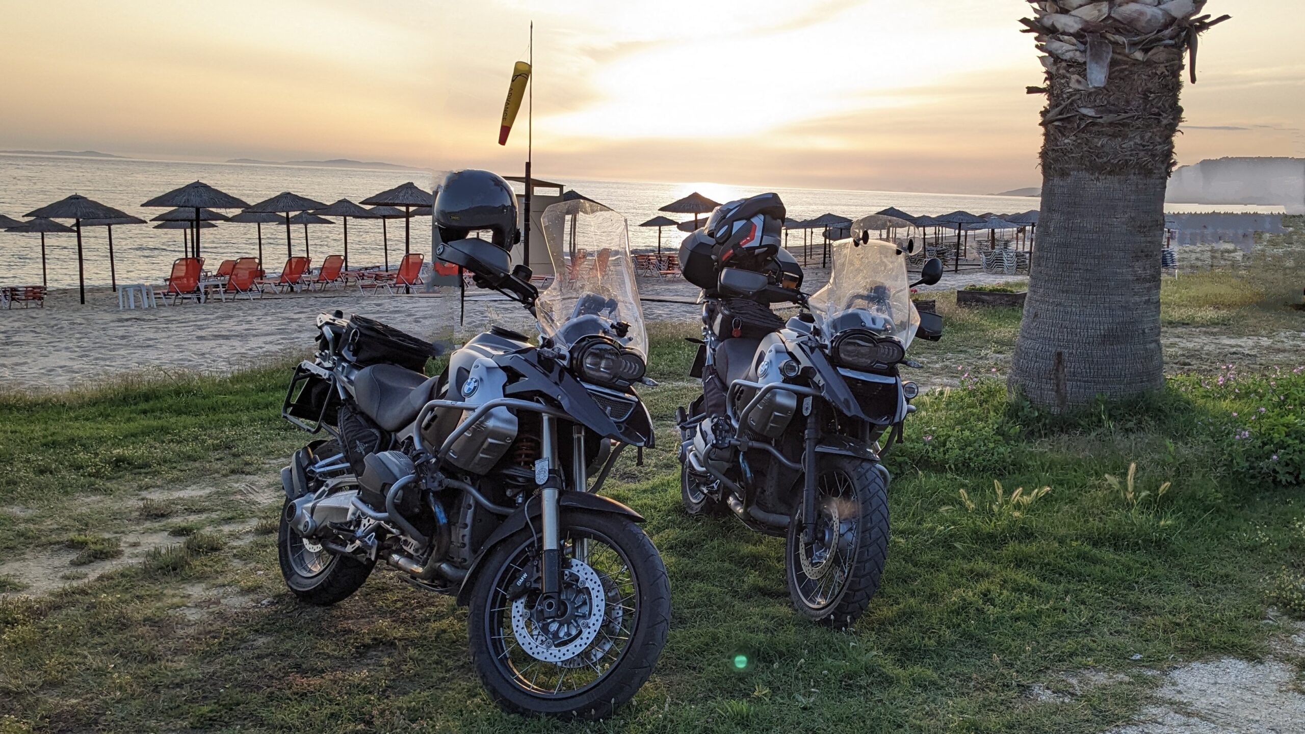 Abendstimmung am Meer mit den Motorrädern